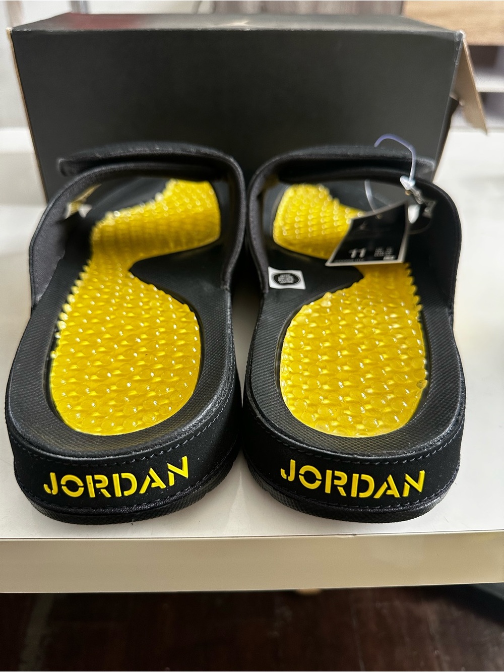 Nike Jordan Hydro IV Retro Slides Sandals tour Yellow Mens Size 11 US NEW - Picture 4 of 8